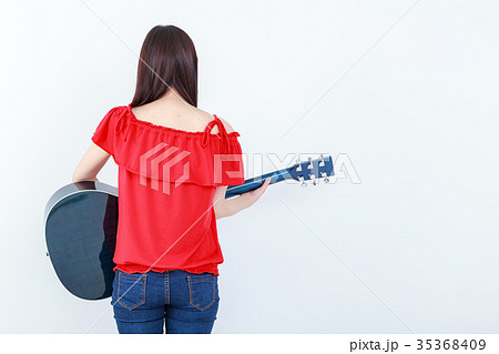 女性 ギター 後姿 若いの写真素材 Pixta