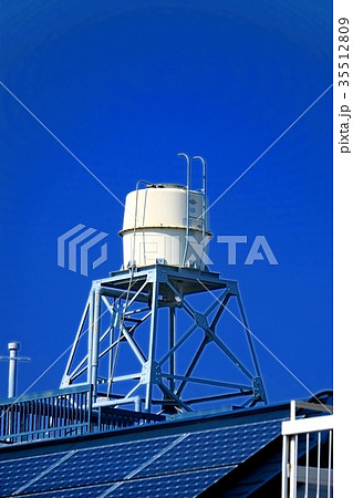 給水塔 タンク 屋上 水道の写真素材