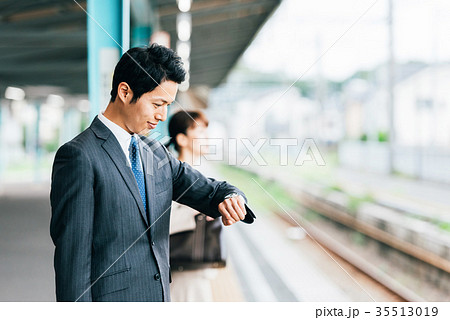 電車 移動 ビジネス 男性 撮影協力・京王電鉄株式会社
