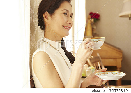 人物 女性 ティータイム ティーカップの写真素材