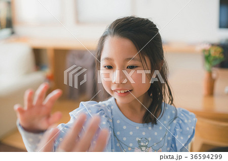 8歳 女の子の写真素材