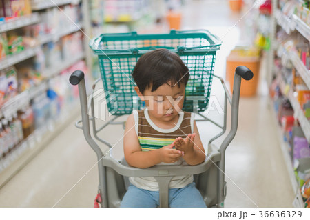 子乗せカート 子供 ショッピングカート 子供用カートの写真素材