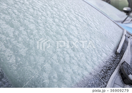 凍結 真冬 凍る フロントウィンドウの写真素材