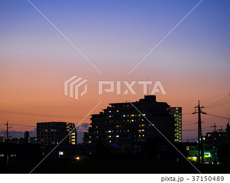 マンション マジックアワー ブルーアワー シルエットの写真素材