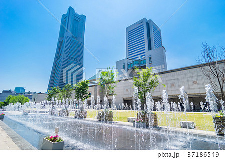 美術館 横浜美術館 噴水 広場の写真素材