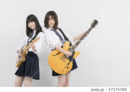 女子 高校生 ギター エレキギターの写真素材