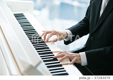 演奏 ピアノ 弾く 手の写真素材