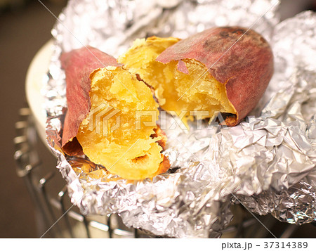 焼き芋 ストーブ アルミホイル焼き さつまいもの写真素材