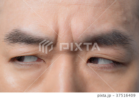 眉をしかめるの写真素材