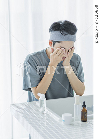 スキンケア 男性 ヘアバンド 洗顔の写真素材