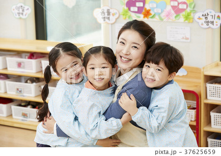 先生ハグの写真素材