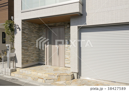 狭小住宅 玄関アプローチ 玄関 アプローチの写真素材