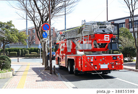 赤色灯 回転灯 ポンプ車 緊急車両の写真素材