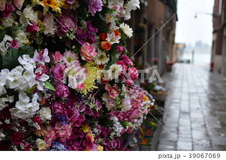 ヨーロッパ イタリア ベネチア 花屋の写真素材