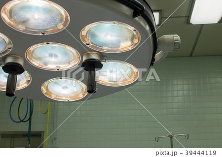 無影灯 手術室 器具 照明の写真素材