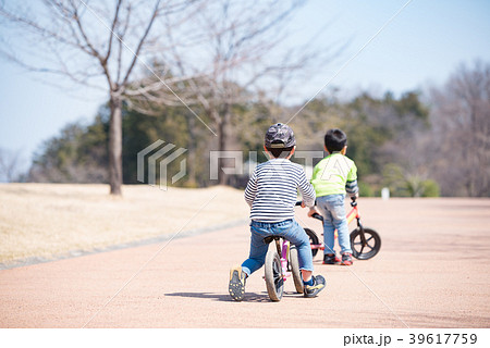 子供 自転車 乗る 後ろ姿の写真素材