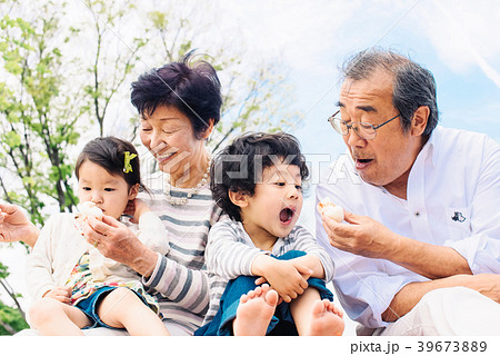 遊ぶ 裸足 ピクニック 可愛いの写真素材
