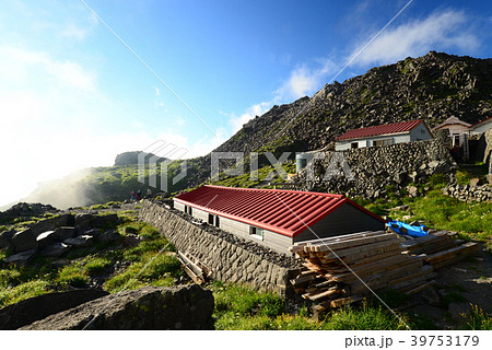 鳥海山 山頂 神社 山小屋の写真素材