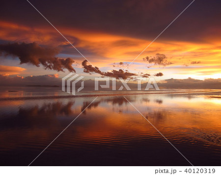 ウユニ塩湖 夕焼け 反射 塩湖の写真素材