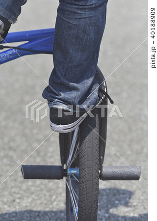 アクロバット 自転車 バイク ジャンプの写真素材 - PIXTA