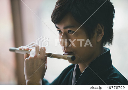 男性 笛 演奏 着物の写真素材 - PIXTA