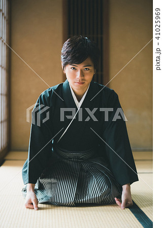正座 紋付袴 男性 袴の写真素材