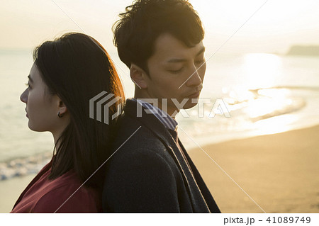 カップル 海辺 切ない 別れの写真素材