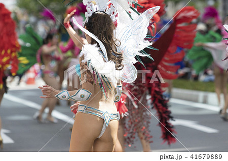 サンバダンサー サンバ 衣装 パレードの写真素材
