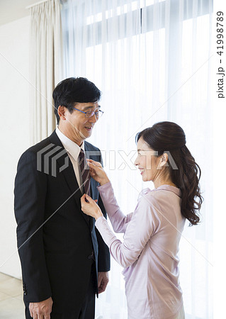 ビジネスマン ネクタイ 整える 結ぶの写真素材