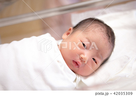 赤ちゃん 娘 新生児 韓国人の写真素材