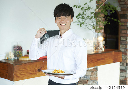 ウェイター 配膳 男性 ガッツポーズの写真素材