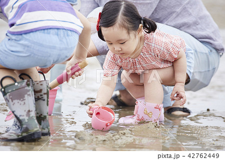 男性 砂浜 後ろ姿 下半身の写真素材