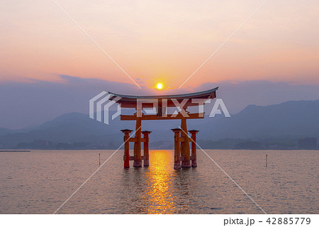 厳島神社 夕焼け 宮島 広島の写真素材