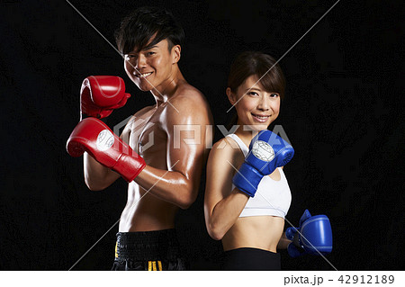 ボクサー ボクシング ファイティングポーズ 女性の写真素材