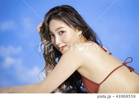 水着 寝そべる 女性 ポーズの写真素材 水着 寝そべる 女性 ポーズの写真素材