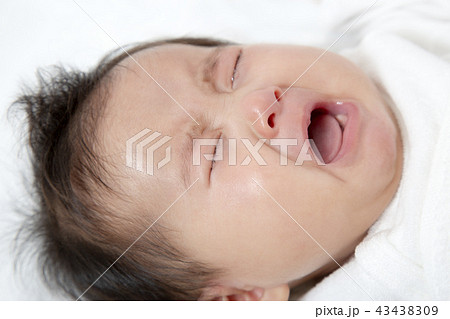 赤ちゃん アップ 口 泣き顔の写真素材