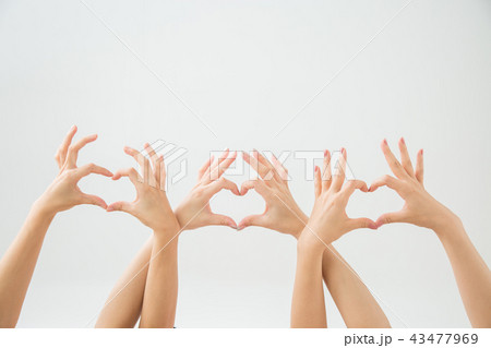 手 ボディパーツ 両手 組むの写真素材