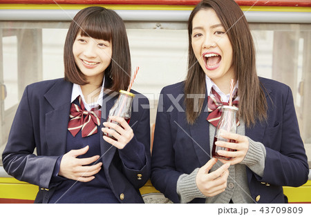 2人 友達 女子高生 遊ぶの写真素材