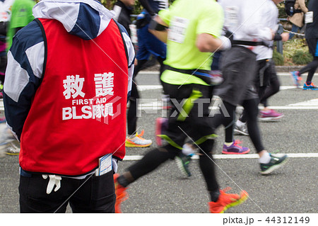 緊急 ランニング 救命 マラソン大会の写真素材