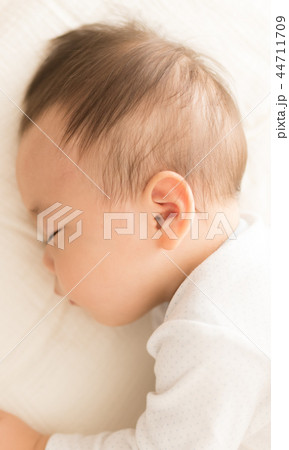 人物 子供 横顔 耳の写真素材