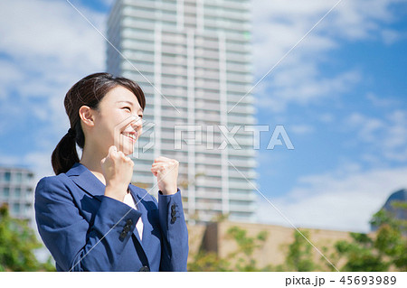 ガッツポーズ 元気 外国人 応援 外人の写真素材