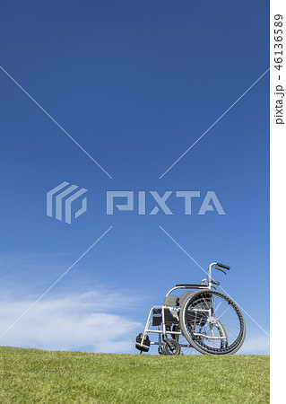 車椅子 芝 芝生 野原の写真素材