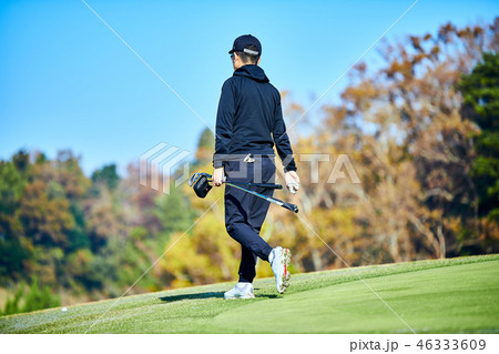 男性 ゴルフ 人物 後姿の写真素材