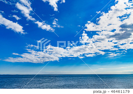 青空 海 綺麗な雲 穏やかな海 きれいの写真素材