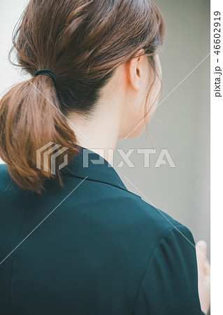 ポニーテール 後姿 女性 背中の写真素材