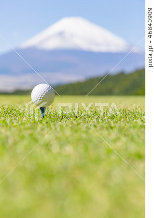 ゴルフ場 ゴルフ ゴルファー 富士山の写真素材
