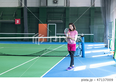 女の子 スポーツ テニス かわいいの写真素材