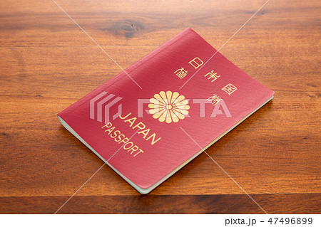 パスポート 木目 赤 赤色の写真素材