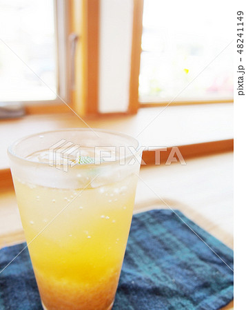 冷たい炭酸フルーツジュース