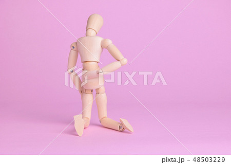 膝立ち モデルの写真素材